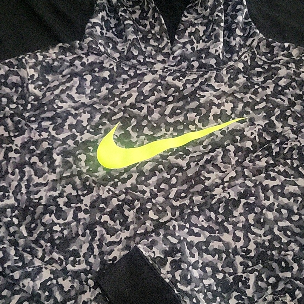 Girls Nike sweater therma fit size XL color camo yellow white black